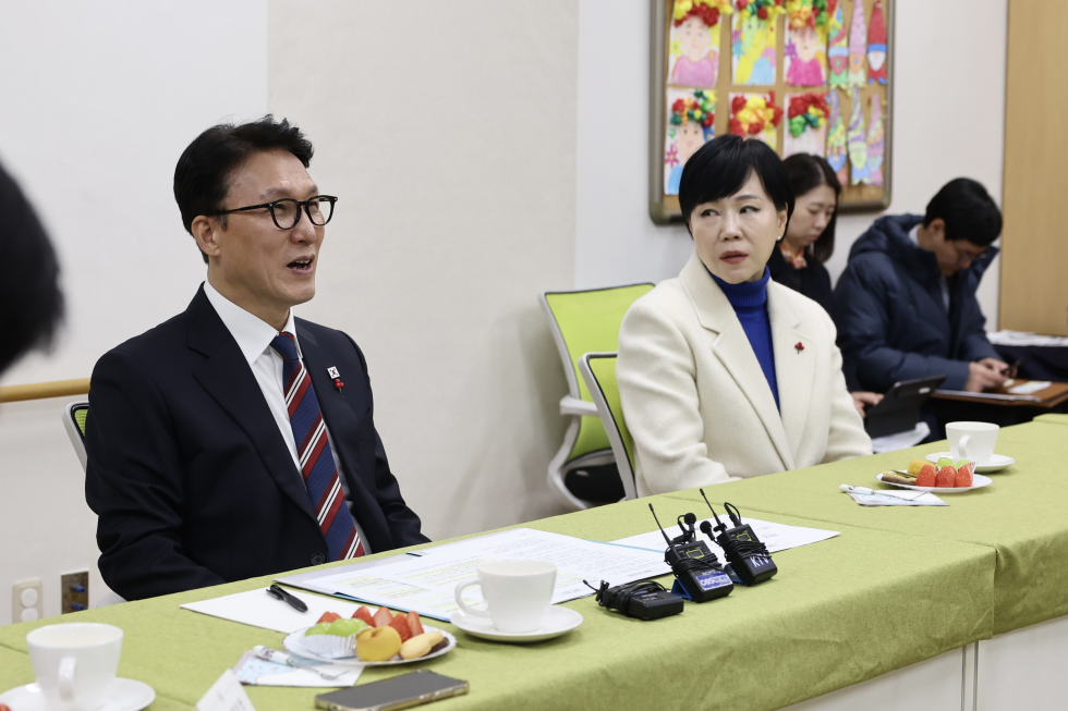 PM Kim visits care center for senior citizens