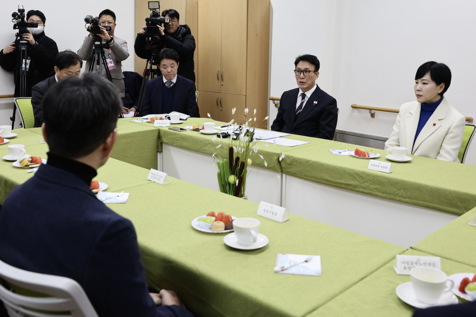 PM Kim visits care center for senior citizens