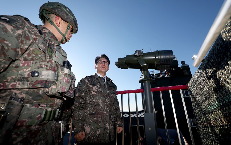 PM visits front-line Army unit