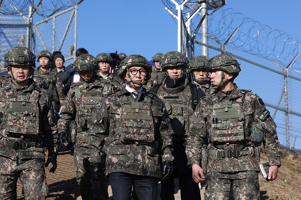 PM visits front-line Army unit