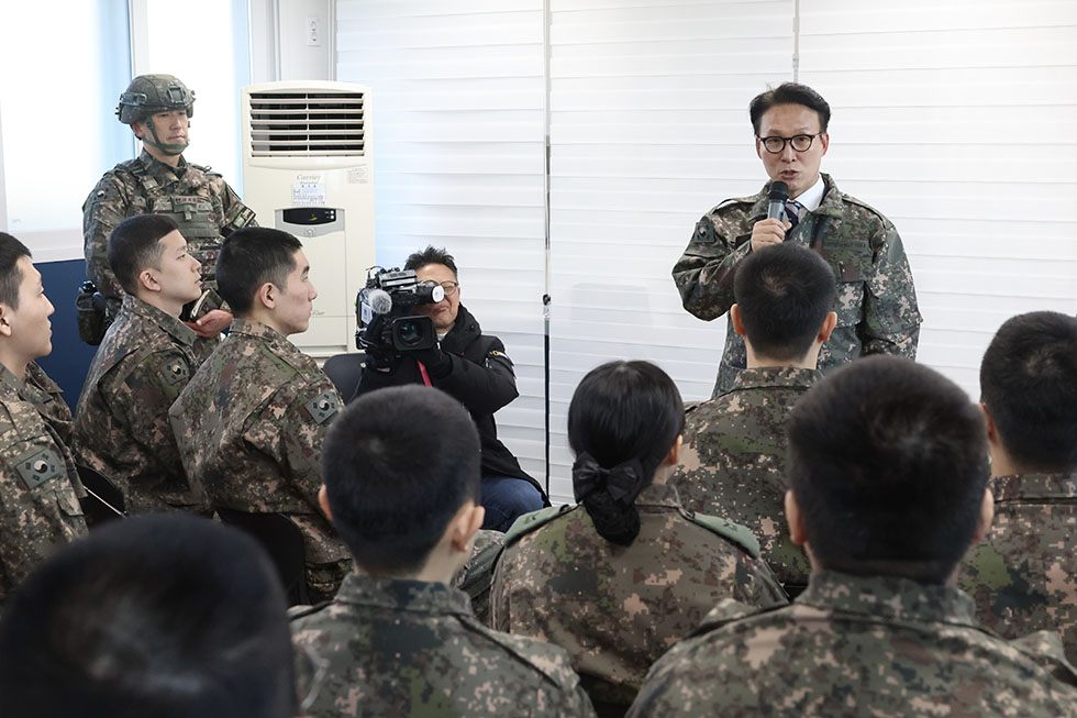 PM visits front-line Army unit