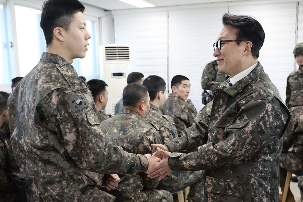 PM visits front-line Army unit