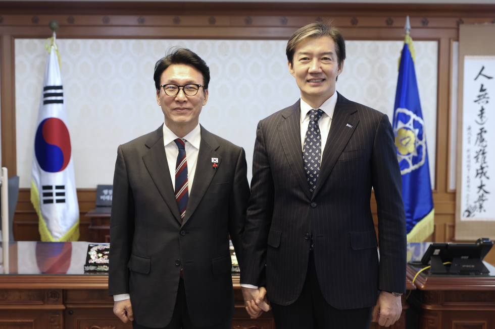 PM meets Cho Kuk, leader of the minor Rebuilding Korea Party