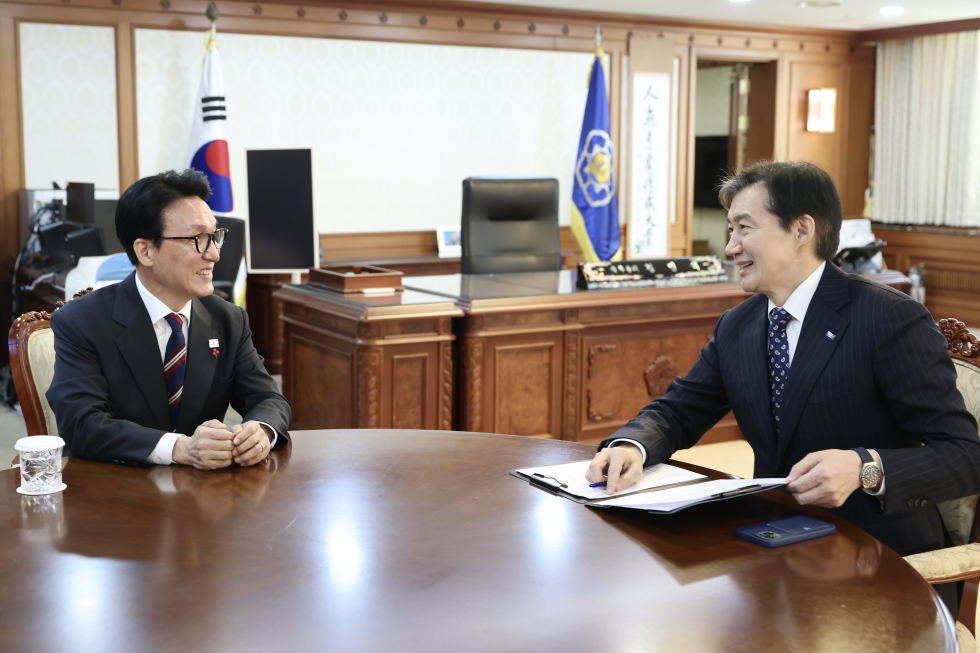PM meets Cho Kuk, leader of the minor Rebuilding Korea Party