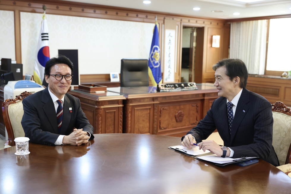 PM meets Cho Kuk, leader of the minor Rebuilding Korea Party