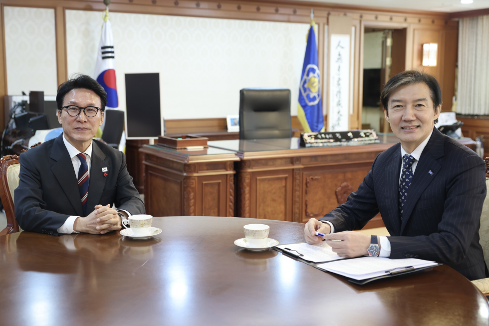 PM meets Cho Kuk, leader of the minor Rebuilding Korea Party