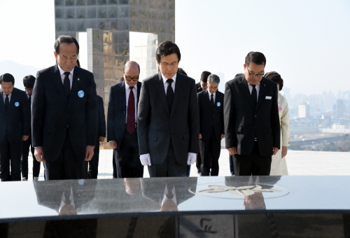 Prime minister honors democratic fighters