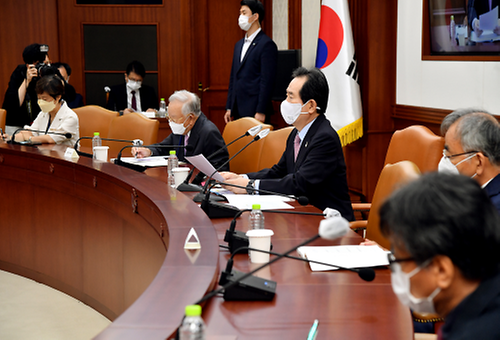 PM attends meeting of social security committee