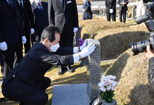 Prime minister honors late democratic fighters