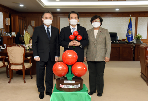 PM makes donation to charity group