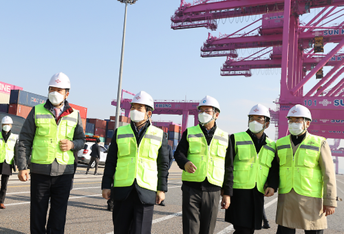 PM visits Incheon Port
