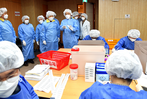 PM inspects test kit maker