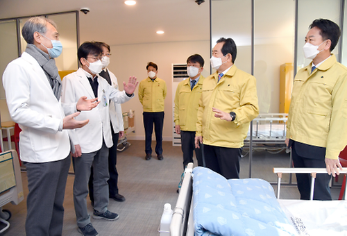 PM visits new COVID-19 ward