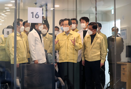 PM visits a COVID-19 vaccination center