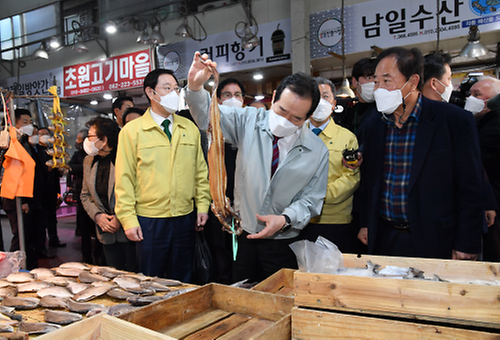 PM visits market ahead of holiday