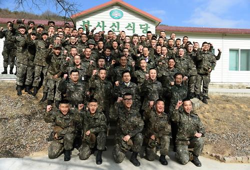 Hwang inspects border unit