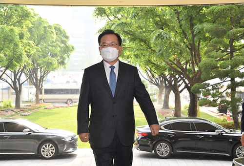 New PM Kim Boo-kyum's first day