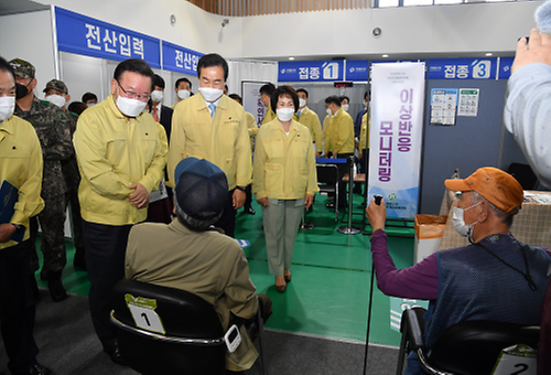 PM visits COVID-19 vaccination center