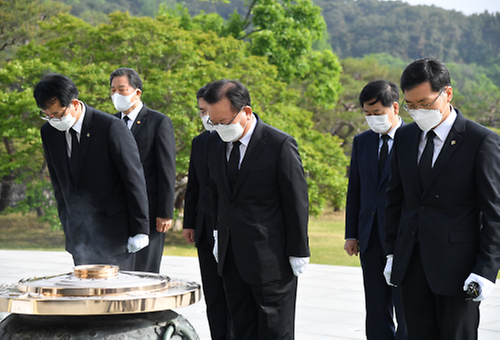 PM visits nat'l cemetery  