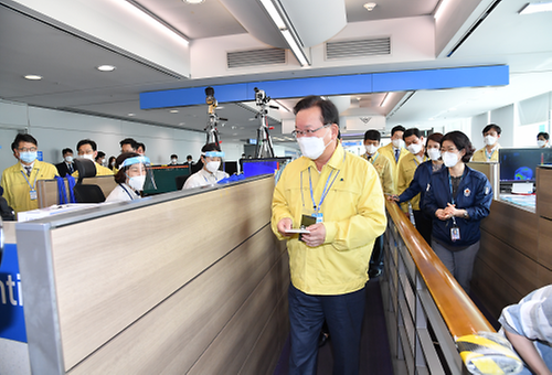 PM inspects airport quarantine