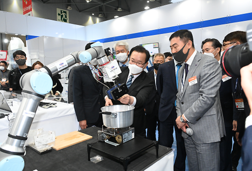 PM attends int'l robot exhibition