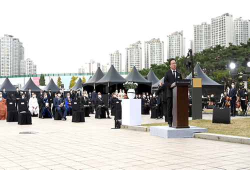 PM delivers eulogy for ex-President Roh