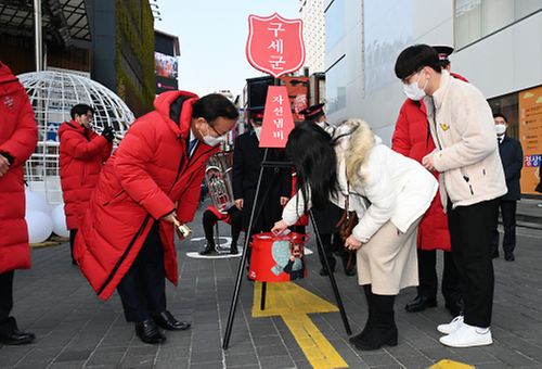 Year-end Salvation Army charity activities