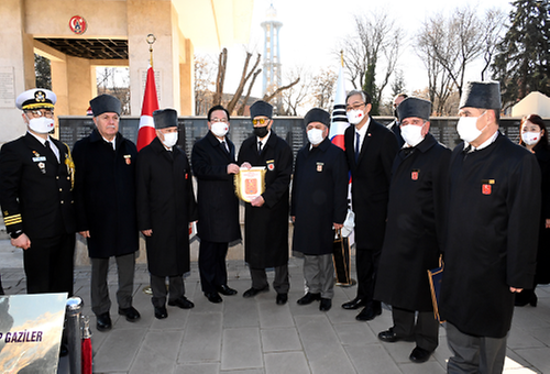 PM pays respect to Turkish Korean War veteran