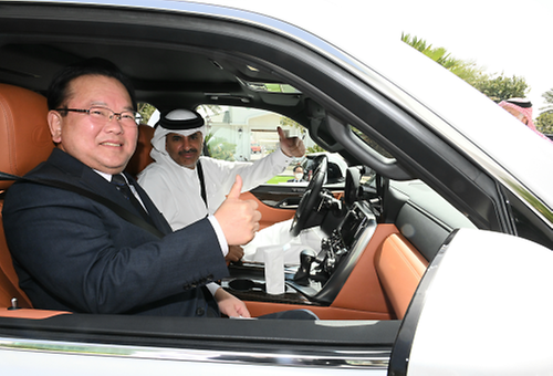 PM  rides in a car driven by Qatari PM