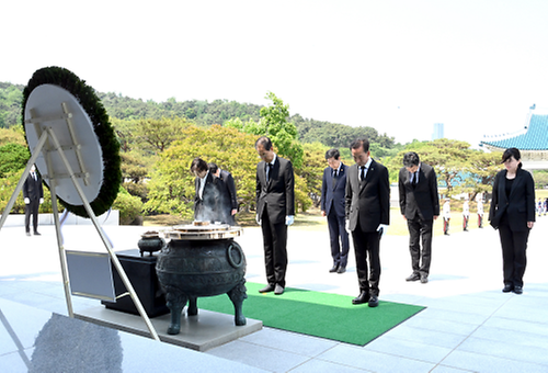 New PM visits nat'l cemetery 