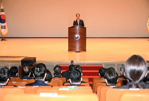 New PM Han Duck-soo inaugurated 