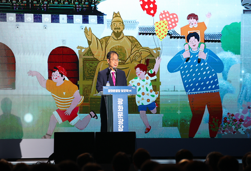 PM celebrates opening of Gwanghwamun Square