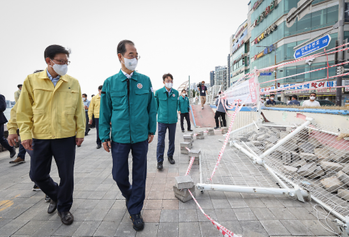 PM inspects typhoon-stricken areas