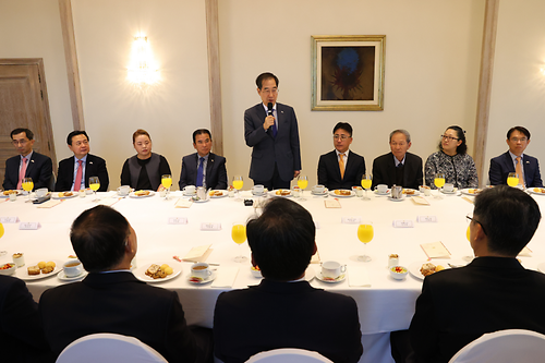 PM meets Korean residents in Uruguay