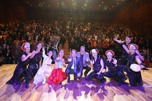 PM watches a performance marking the 60th anniversary of bilateral diplomatic ties between Korea and Argentina