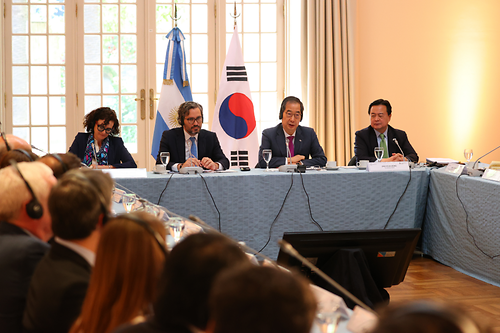 PM attends on a meeting of Korean-Argentine business people