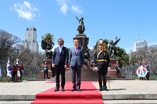 PM pays tribute flowers statue of South American independence hero Jose San Martin