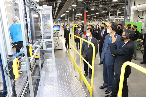 PM visits Hanwha Q Cells' plant in U.S.