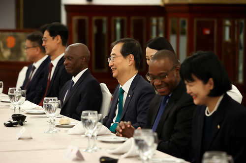 PM attends on official dinner hosted by Mozambican PM