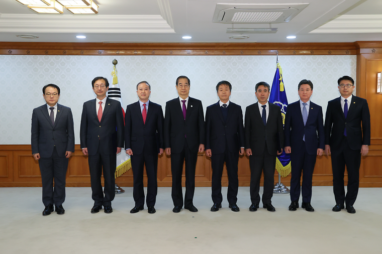 한덕수 국무총리가 20일 세종로 정부서울청사에서 신임 차관(급)에게 임명장 수여 및 기념촬영을 하고 있다.