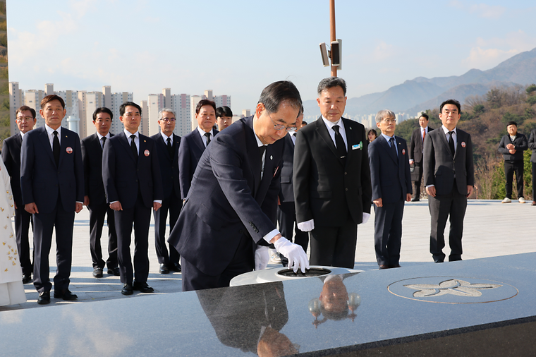 국립 3·15 민주 묘지 참배