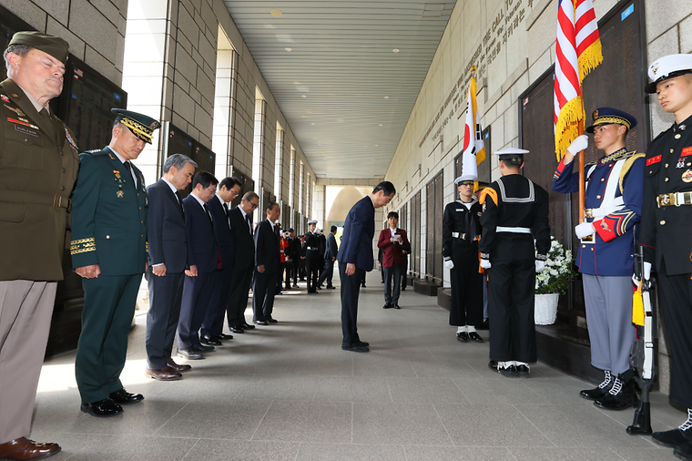 PM honors U.S. soldiers killed in Korean War