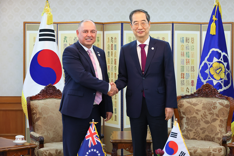 PM meets Korea, Cook Islands PM Mark Brown