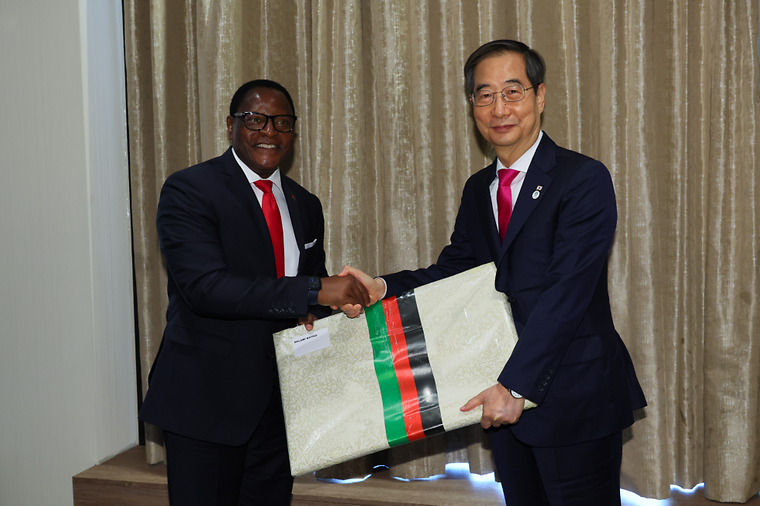 PM meets Malawian President in London