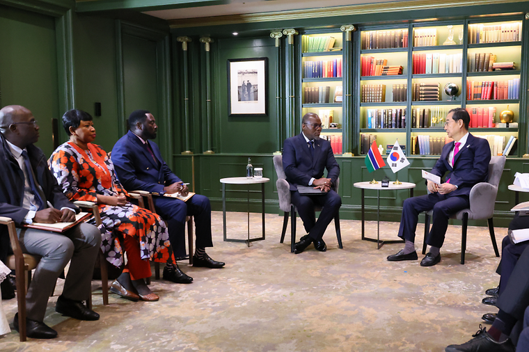 PM meets Gambian Vice President in London