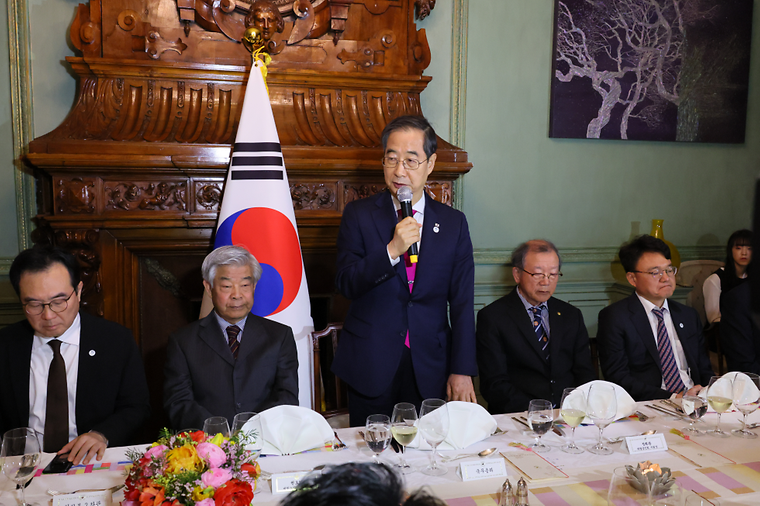 PM meets Korean residents in London