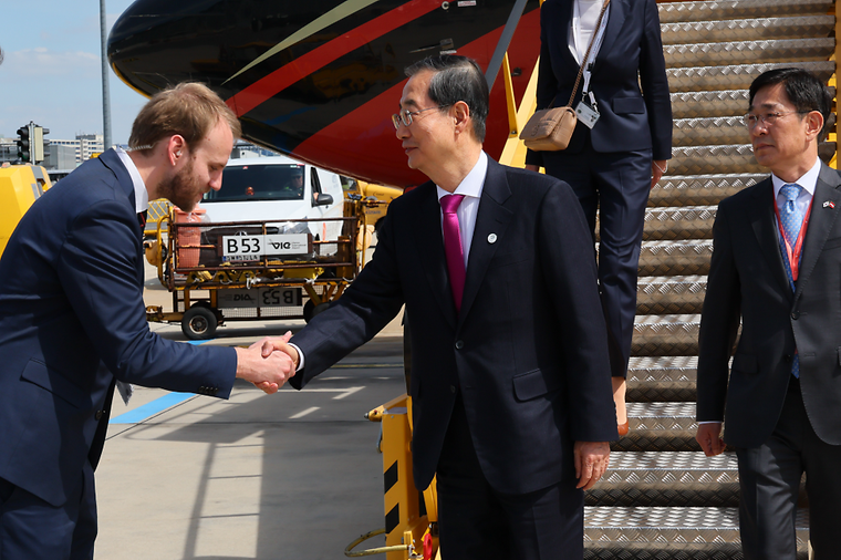 PM visits Vienna, Austria