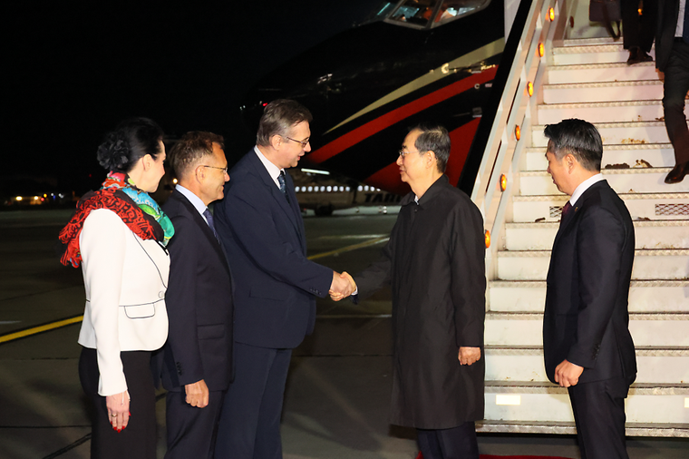 PM visits Bucharest, Romania