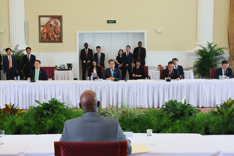 PM meets Trinidad and Tobago PM
