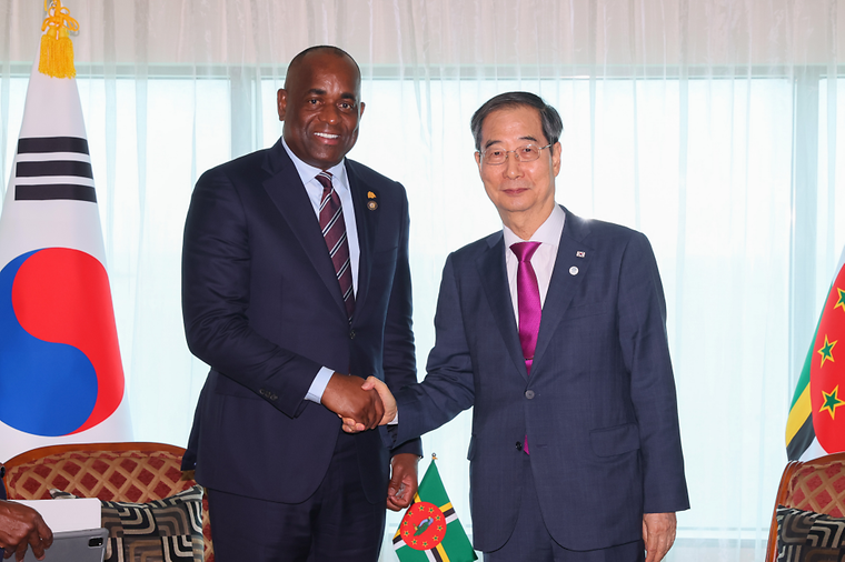 PM meets Prime Minister of Commonwealth of Dominica Roosevelt Skerrit